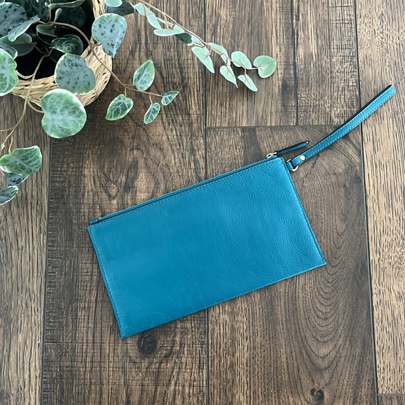 Michael Kors Jet Set Grommet Large Zip Clutch in Blue - Picture 4 of 8